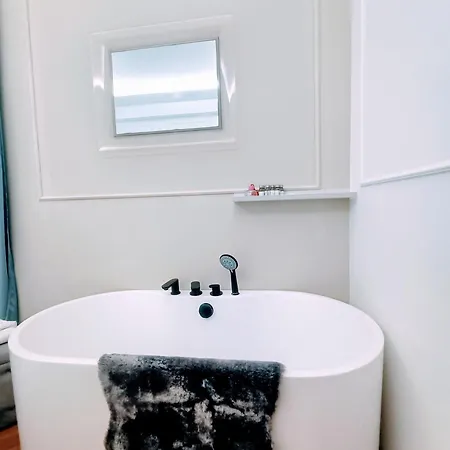 Noa's Bari
